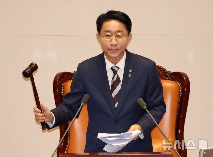 [서울=뉴시스] 고범준 기자 = 조정식 국회의장이 30일 서울 여의도 국회에서 열린 제436회 국회(임시회) 제4차 본회의에서 의사봉을 두드리고 있다. 2026.06.30. bjko@newsis.com