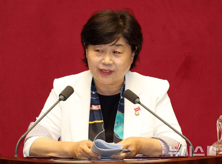 [서울=뉴시스] 고범준 기자 = 30일 서울 여의도 국회에서 열린 제436회 국회(임시회) 제4차 본회의에서 법사위원장으로 선출된 서영교 더불어민주당 의원이 당선 인사를 하고 있다. 2026.06.30. bjko@newsis.com