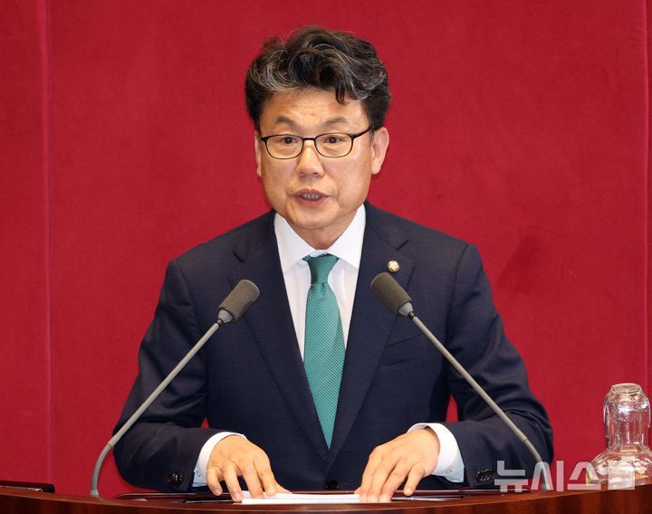 [서울=뉴시스] 고범준 기자 = 30일 서울 여의도 국회에서 열린 제436회 국회(임시회) 제4차 본회의에서 국방위원장으로 선출된 진성준 더불어민주당 의원이 당선 인사를 하고 있다. 2026.06.30. bjko@newsis.com