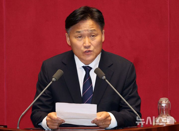 [서울=뉴시스] 고범준 기자 = 30일 서울 여의도 국회에서 열린 제436회 국회(임시회) 제4차 본회의에서 행정안전위원장으로 선출된 김영진 더불어민주당 의원이 당선 인사를 하고 있다. 2026.06.30. bjko@newsis.com