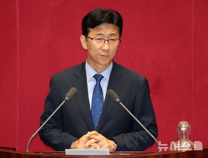 [서울=뉴시스] 고범준 기자 = 고용진 신임 국회사무총장이 30일 서울 여의도 국회에서 열린 제436회 국회(임시회) 제4차 본회의에서 인사말을 하고 있다. 2026.06.30. bjko@newsis.com