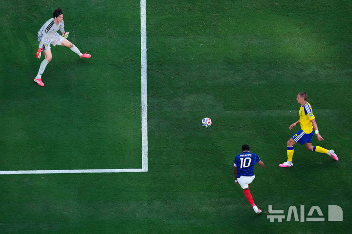 [이스트러더퍼드=AP/뉴시스] 프랑스 남자 축구 대표팀의 킬리안 음바페. 2026.06.30.