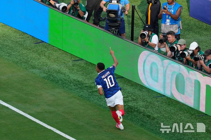 [이스트러더퍼드=AP/뉴시스] 프랑스 남자 축구 대표팀의 킬리안 음바페. 2026.06.30.