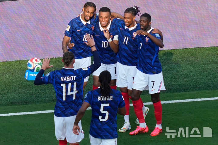 [이스트러더퍼드=AP/뉴시스] 프랑스 남자 축구 대표팀의 킬리안 음바페. 2026.06.30.