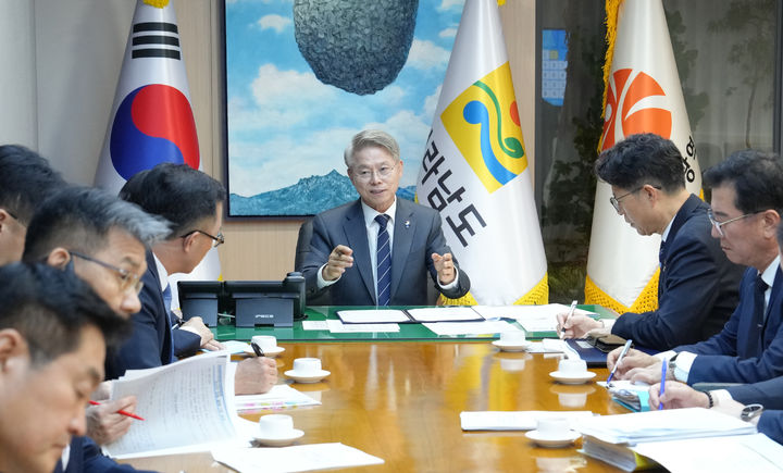 [무안=뉴시스] 민형배 전남광주통합특별시장이 1일 새벽 전남광주통합특별시청 무안청사 집무실에서 간부공무원들에게 반도체 지원방안, 재해안전대책, 민생안전 정책 등 1호 업무지시를 하고 있다. (사진 = 전남도 제공). 2026.07.01. photo@newsis.com *재판매 및 DB 금지