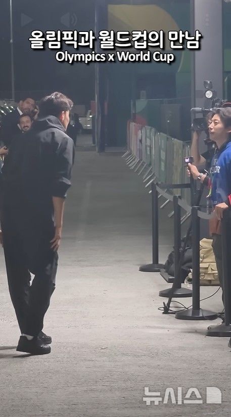 [서울=뉴시스]곽윤기의 유튜브 채널 '꽉잡아윤기'는 지난달 29일 '중계 화면에 안 나온 한국 축구 마지막 모습들'이라는 제목으로 약 17분짜리 콘텐츠를 공개했다. 영상에서 곽윤기(오른쪽)와 손흥민이 짧은 만남을 가졌다. (사진 = 유튜브 채널 '꽉잡아윤기' 캡처)