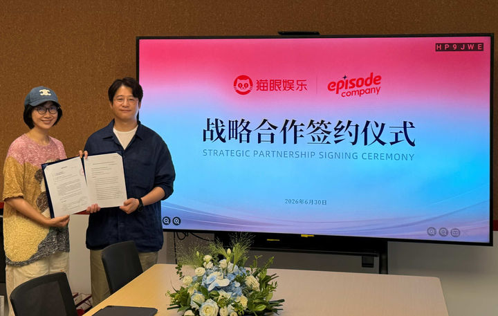 장보 마오옌 엔터테인먼트 부총재(왼쪽)와 김동하 에피소드컴퍼니 대표이사(오른쪽)가 지난달 30일 중국 베이징 마오옌 본사에서 전략적 합작 계약 체결 후 기념 촬영을 하고 있다. (사진=에피소드컴퍼니) *재판매 및 DB 금지