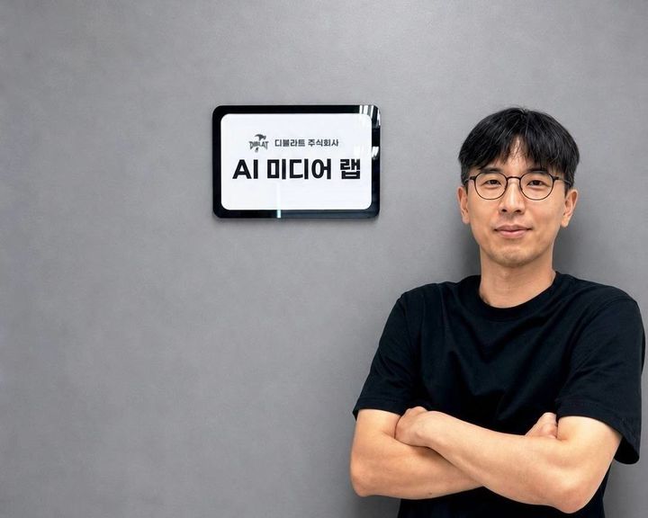 최완호 디블라트 대표이사 겸 AI 미디어랩 연구소장이 AI 미디어랩 앞에서 포즈를 취하고 있다 (사진=M83) *재판매 및 DB 금지