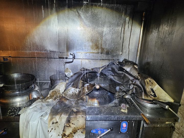 [부산=뉴시스] 1일 오전 5시53분께 부산 부산진구의 한 호텔 뷔페 주방에서 음식물 과열로 추정되는 불이 났다. (사진=부산소방재난본부 제공) 2026.07.01. photo@newsis.com *재판매 및 DB 금지