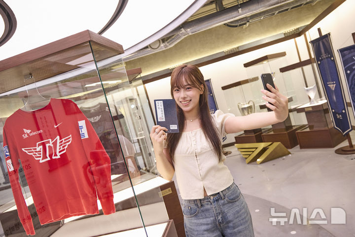[서울=뉴시스]SK텔레콤은 브랜드 체험 공간 T 팩토리(T Factory) 성수에서 e스포츠 구단 T1과 함께 신규 전시 '암행천문: 별을 헤다'를 2일부터 선보인다고 1일 밝혔다. 사진은 SK텔레콤 홍보 모델이 T 팩토리 성수의 신규 전시 '암행천문: 별을 헤다'를 소개하고 있는 모습. (사진=SK텔레콤 제공)
