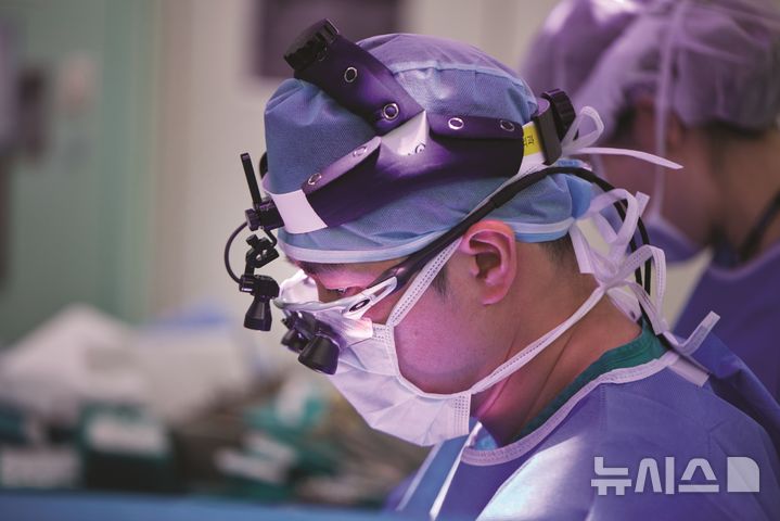 [서울=뉴시스] 인경 세브란스병원 소아외과 교수 수술 모습. (사진= 세브란스병원 제공)