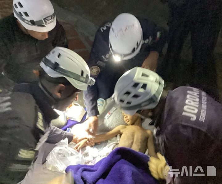 [서울=뉴시스] 요르단 당국은 30일(현지시간) 베네수엘라에 파견한 구조대가 라 과이라주에서 3세 남아를 구조했다고 발표했다. 사진은 구조대가 구조한 남아를 응급 조치하고 있다. (사진 = 요르단타임스 갈무리) 2026.07.01 photo@newsis.com