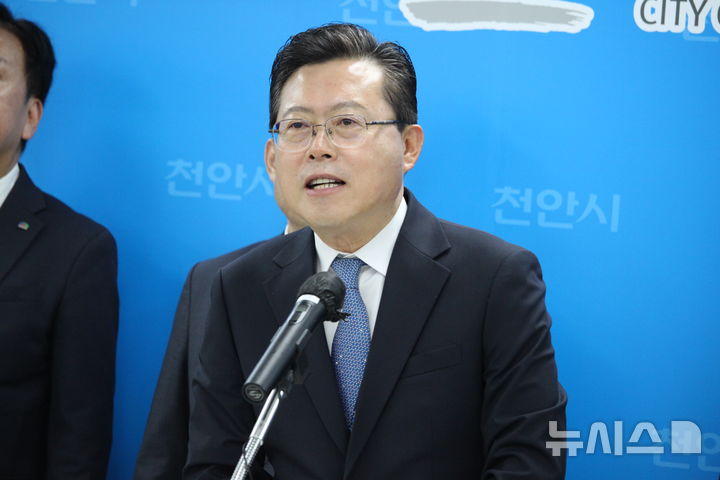 [천안=뉴시스] 최영민 기자 = 장기수 충남 천안시장이 1일 오전 천안시청 브리핑실을 방문해 지역 언론인들에게 인사를 전하고 있다. 2026.07.01. ymchoi@newsis.com