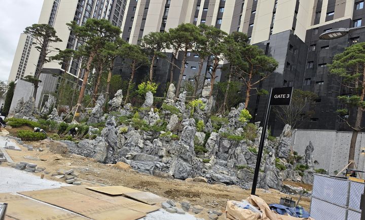 [서울=뉴시스] 예비점검에서 확인된 '디에이치 방배'에 설치된 석가산 모습. (사진=독자 제공) 2026.07.01. photo@newsis.com *재판매 및 DB 금지