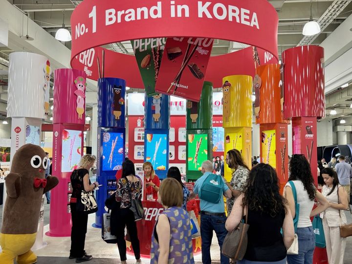 [서울=뉴시스] 미국 뉴욕에서 열린 팬시푸드쇼 2026에 참가한 롯데웰푸드 부스를 참관객이 둘러보고 있다. (사진=롯데웰푸드 제공) 2026.07.01. photo@newsis.com *재판매 및 DB 금지