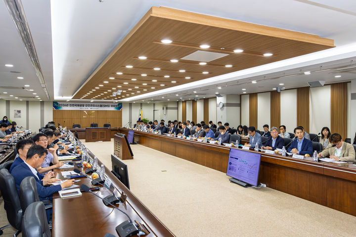[서울=뉴시스] 30일 오전 인천국제공항공사 청사 대회의실에서 열린 ‘2026년도 인천국제공항 안전관리시스템 위원회’에서 공사, 항공사, 지상조업사 등 25개사의 안전 최고 책임자 및 관리자가 공항 운영 전반의 안전관리 강화 방안에 대해 논의하고 있다. 2026.07.01. (사진=인천공항공사 제공) photo@newsis.com *재판매 및 DB 금지