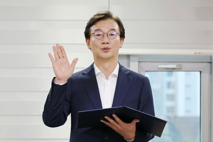 [부산=뉴시스] 원동화 기자 = 전재수 부산시장이 1일 부산 연제구 부산시청 7층 집무실에서 취임선서를 하고 있다. 전 시장은 별도의 취임식은 열지 않고 바로 업무에 들어갔다. (사진=부산시 제공) 2026.07.01. photo@newsis.com *재판매 및 DB 금지