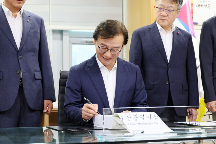 [부산=뉴시스] 원동화 기자 = 전재수 부산시장이 1일 부산 연제구 부산시청 7층 집무실에 첫 출근해 인수인계서에 서명을 하고 있다. (사진=부산시 제공) 2026.07.01. photo@newsis.com *재판매 및 DB 금지