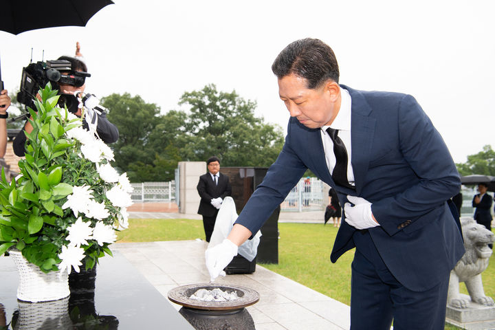 [구미=뉴시스] 박홍식 기자 = 김장호 경북 구미시장이 1일 오전 구미시 선산읍 충혼탑에서 분향하고 있다. (사진=구미시 제공) 2026.07.01 photo@newsis.com *재판매 및 DB 금지