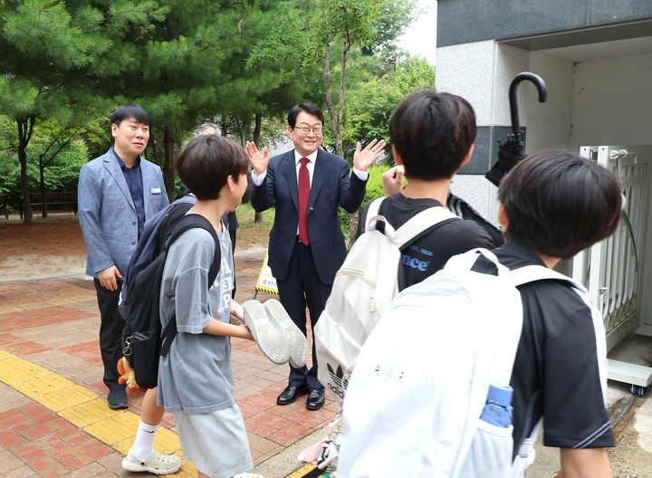 [대전=뉴시스] 대전선유초등학교에서 등교하는 학생들을 맞이하는 오석진 대전시교육감. (사진=대전시교육청 제공) 2026.07.01. photo@newsis.com *재판매 및 DB 금지