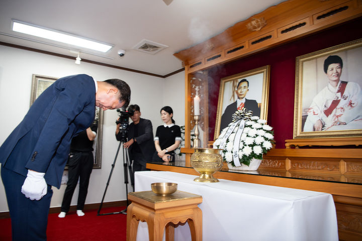 [구미=뉴시스] 박홍식 기자 = 김장호 경북 구미시장이 1일 오전 구미시 상모사곡동 박정희 대통령 생가를 방문해 영정에 분향하고 있다. (사진=구미시 제공) 2026.07.01 photo@newsis.com *재판매 및 DB 금지