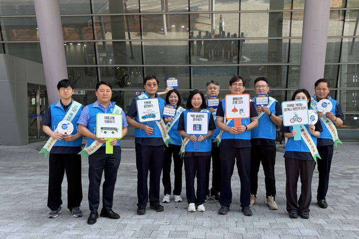 [세종=뉴시스]한국남부발전이 지난 30일 오송역에서 '에너지 절약 거리 캠페인'을 전개했다고 1일 밝혔다. (사진= 남부발전 제공) *재판매 및 DB 금지