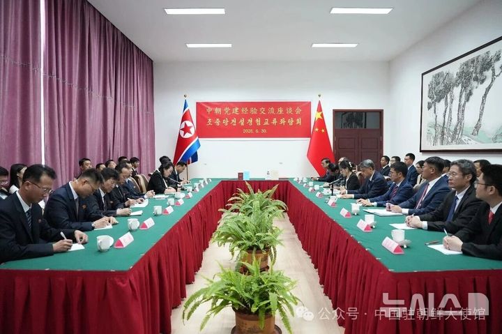 [베이징=뉴시스] 북한과 중국이 지난달 30일 주북한 중국대사관에서 중국공산당 창당 105주년을 기념하는 '중·조선(북한) 당 건설 경험 교류 좌담회'를 개최했다고 대사관이 밝혔다.(사진=주북한 중국대사관 위챗 갈무리) 2026.07.01 photo@newsis.com