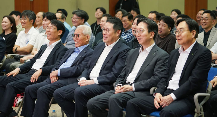[서울=뉴시스] HS효성은 지난달 30일 서울 마포 본사에서 창업 60년·창립 2주년 기념식을 열고 지난 2년의 성과를 돌아보며 미래 비전을 공유했다. 사진은 이날 행사에 참석한 김규영 HS효성 회장(앞줄 왼쪽부터 두번째), 조현상 HS효성 부회장(앞줄 왼쪽부터 세번째)을 비롯한 경영진들과 임직원 모습. (사진=HS효성 제공) 2026.07.01 photo@newsis.com *재판매 및 DB 금지