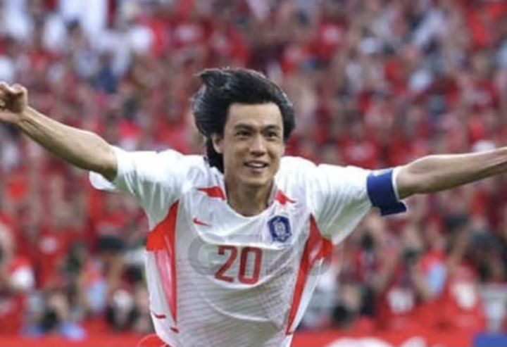 [서울=뉴시스] 애국가 영상에 등장하는 홍명보 전 축구 국가대표팀 감독의 2002년 한일 월드컵 4강 진출 세리머니 장면. (사진=스레드 캡처) *재판매 및 DB 금지
