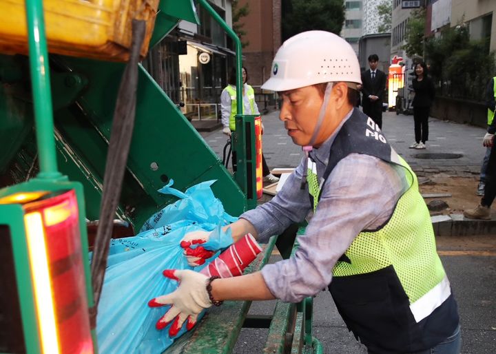[대전=뉴시스] 조명휘 기자 = 전문학 대전 서구청장이 1일 취임 첫 공식 일정으로 새벽시간대 둔산동 갤러리아 타임월드 일원 거리를 청소하고 있다. (사진= 서구청 제공) 2026.07.01. photo@newsis.com *재판매 및 DB 금지