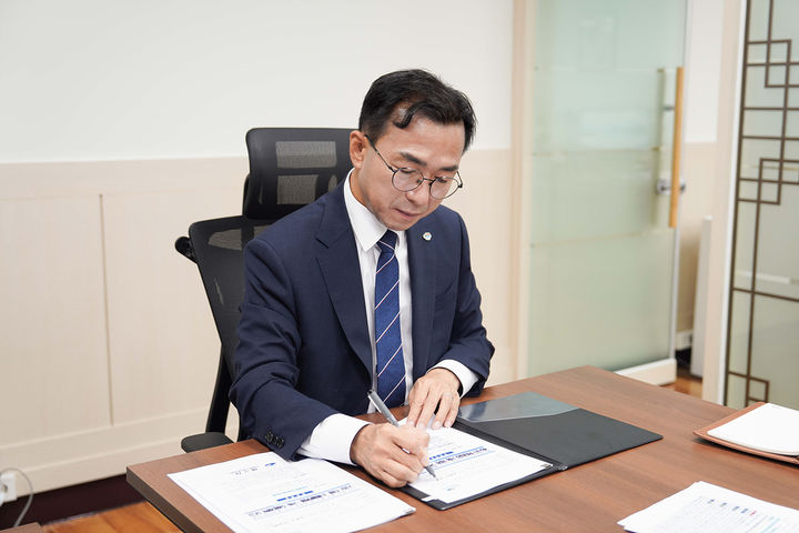 [여수=뉴시스] 서영학 여수시장이 1일 시장실에서 취임 후 1호 결재 하고 있다. (사진=여수시 제공) 2026.07.01. photo@newsis.com *재판매 및 DB 금지