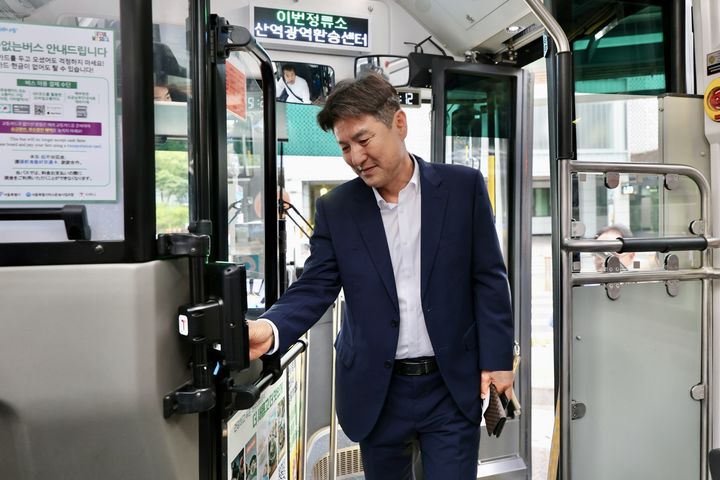 [서울=뉴시스] 김동욱 도봉구청장이 7월 1일 새벽 출근길 버스에 올라 카드를 찍고 있다. (사진=도봉구 제공) 2026.07.01. photo@newsis.com *재판매 및 DB 금지
