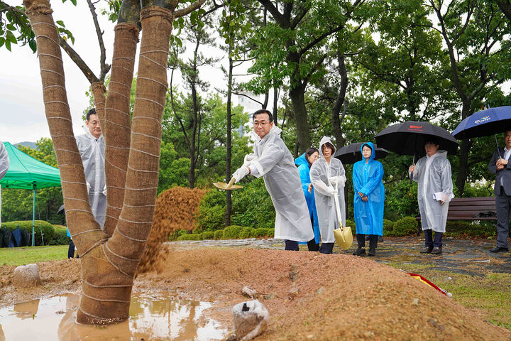 [여수=뉴시스] 서영학 여수시장이 1일 용기공원에서 취임을 기념하는 동백나무를 식수하고 있다. (사진=여수시 제공) 2026.07.01. photo@newsis.com *재판매 및 DB 금지