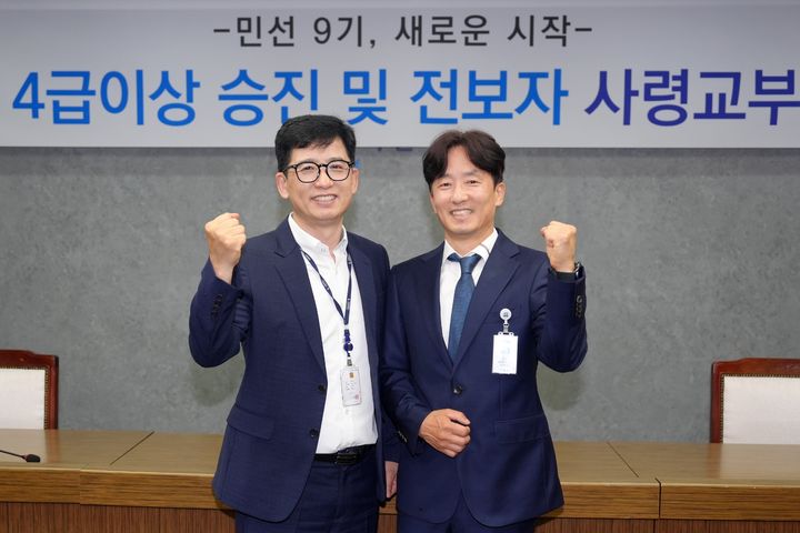 [수원=뉴시스] 권혁주 도서관사업소장(사진 왼쪽)과 권혁도 상수도사업소장. (사진=수원시 제공) 2026.07.01. photo@newsis.com *재판매 및 DB 금지