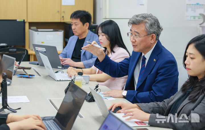 [전주=뉴시스]윤난슬 기자 = 천호성 전북교육감은 1일 전북교육청에서 취임 후 첫 기자간담회를 열고 "최근 광주·전남의 대규모 투자 소식을 접하면서 전북교육은 훨씬 더 도전적이고 차별적으로 해야겠다는 생각이 들었다"며 "기존의 틀을 깨는 대전환이 필요하다"고 말했다. (사진=전북교육청 제공) 2026.07.01.photo@newsis.com 