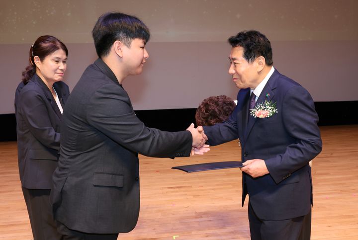 [양산=뉴시스] 제10대 양산시장 취임식에 참석한 나동연 시장이 시민대표로부터 임명장을 받고 있다. (사진= 양산시 제공) 2026.07.01. photo@newsis.com *재판매 및 DB 금지