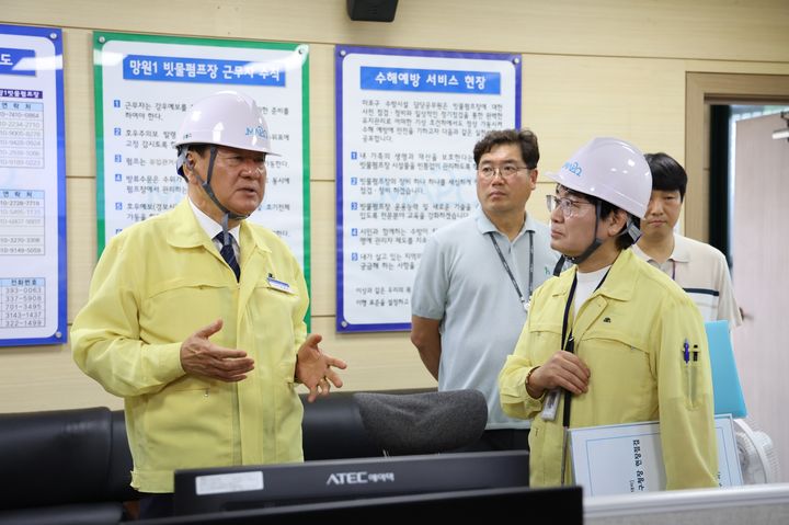 [서울=뉴시스]유동균 마포구청장이 민선 9기 첫 공식 행보로 망원1빗물펌프장을 찾아 당부의 말을 전하고 있다. (사진=마포구 제공) 2026.07.01. photo@newsis.com *재판매 및 DB 금지