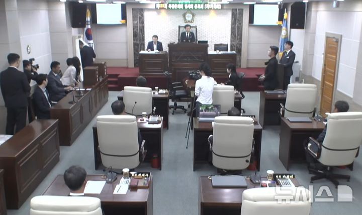 [옥천=뉴시스] 충북 옥천군의회가 1일 10대 의회 원구성을 위한 333회 임시회 본회의를 열고 의장·부의장 선거를 진행하고 있다. 전반기 의장에 더불어민주당 안효익 의원, 부의장에 국민의힘 최은식 의원이 선출됐다. 2026.07.01. jyy@newsis.com