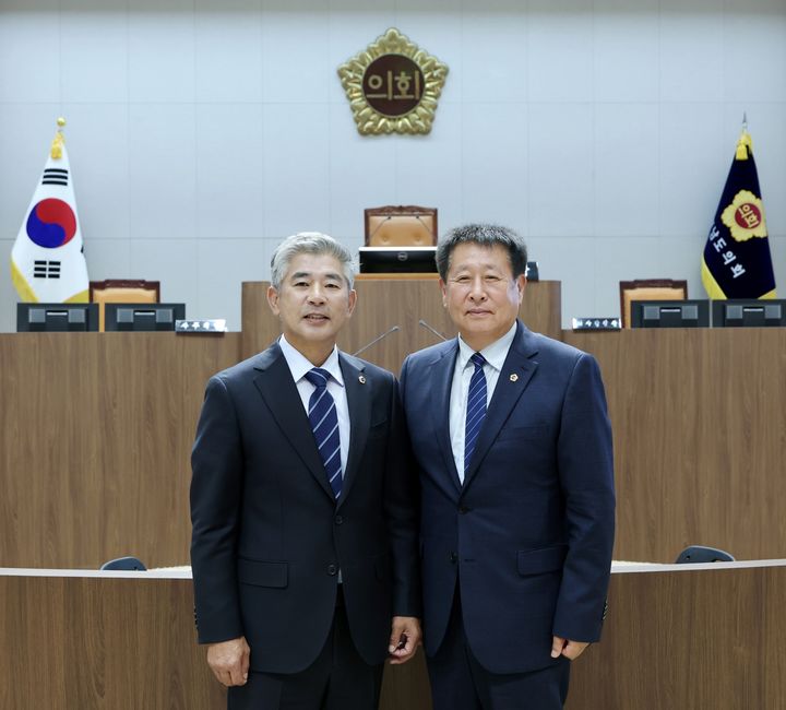 [홍성=뉴시스] 제13대 충남도의회 전반기를 이끌어갈 조철기(왼쪽) 의장과 장승재 제1 부의장. *재판매 및 DB 금지