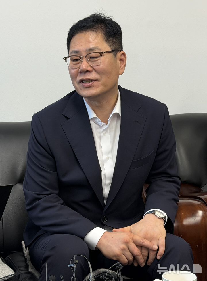 [전주=뉴시스]윤난슬 기자 = 조지훈 전북 전주시장은 1일 "재정적으로 어렵다고 해서 해야 할 일을 못 한다는 말은 하지 않겠다"며 "해야 할 일을 하면서 방법을 찾고 돌파해 나가겠다"고 밝혔다. 2026.07.01.yns4656@newsis.com 