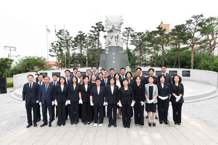[화성=뉴시스] 제 10대 화성시의회 의원들이 현충탑에 헌화·참배한 후 기념촬영을 하고 있다. (사진=화성시의회 제공) 2026.07.01. photo@newsis.com *재판매 및 DB 금지
