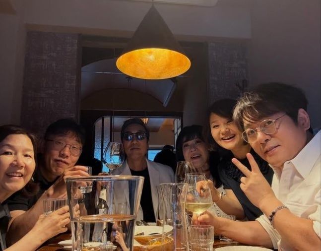 [서울=뉴시스] 최유라를 비롯해 이성미, 이문세, 노사연, 신승훈, 김제동 등이 함께한 모습. (사진=최유라 인스타그램 캡처) 2026.07.01. photo@newsis.com *재판매 및 DB 금지