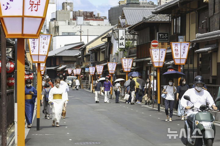 [교토=AP/뉴시스] 일본 도쿄도가 호텔과 여관 투숙객에게 걷는 숙박세를 대폭 손질한다. 기존 정액제를 숙박요금의 3%를 부과하는 정률제로 바꾸는 방식이다. 30일 아사히신문 등 현지 언론에 따르면 하야시 요시마사 총무상은 도쿄도가 제출한 숙박세 개정안을 승인했다. 새 제도는 내년 4월부터 시행된다. 사진은 2022년 9월7일 일본 서부 교토 기온 지역 거리에서 사람들이 걸어가는 모습. 2026.07.01.
