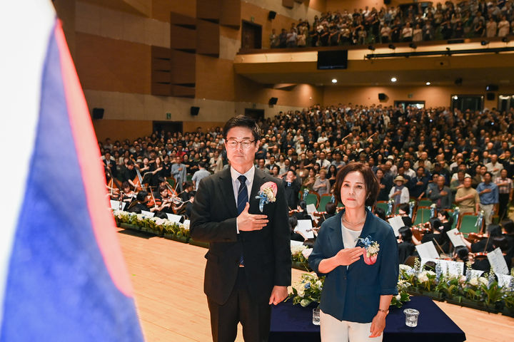 [원주=뉴시스] 이덕화 기자 = 민선9기 구자열 원주시장이 7일 백운아트홀에서 열린 취임식에서 국기에 대한 맹세를 하고 있다. 2026.07.01. wonder8768@newsis.com *재판매 및 DB 금지