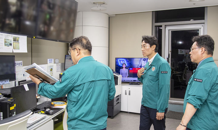[서울=뉴시스] 김경대 용산구청장(가운데)이 1일 당직실을 방문하한 모습. (사진=용산구 제공) 2026.07.01. photo@newsis.com *재판매 및 DB 금지