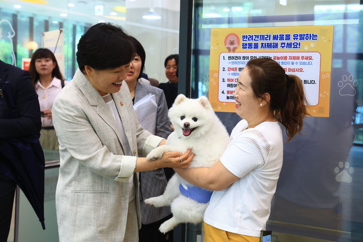 [세종=뉴시스] 송미령 농림축산식품부 장관은 1일 반려동물 서비스 분야의 소비자와 업계 의견을 듣기 위해 간담회를 열고 체감도 높은 정책을 만들어 나가겠다고 밝혔다. (사진 = 농식품부 제공) 2026.07.01. *재판매 및 DB 금지