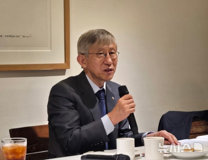 [서울=뉴시스]장석복 기초과학연구원(IBS) 신임 원장이 1일 서울 광화문의 한 식당에서 진행된 기자간담회에서 향후 기관 운영 방향 등에 대해 설명하고 있다. (사진=윤현성 기자)
