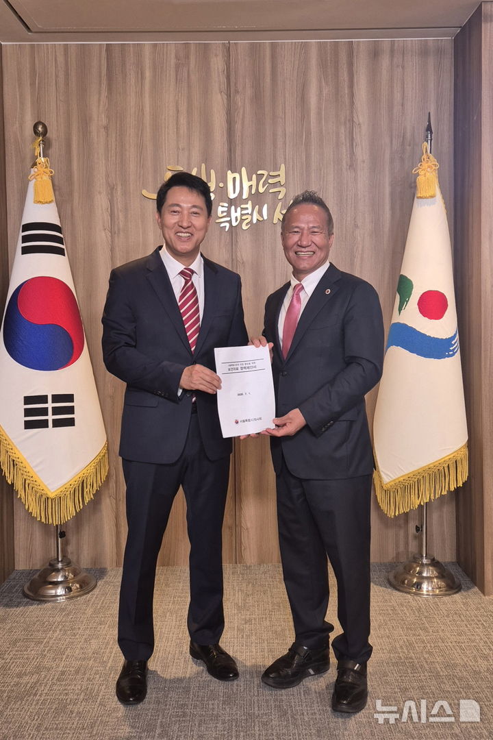 [서울=뉴시스] 황규석 서울특별시의사회 회장(오른쪽)이 오세훈 서울시장에게 정책제안서를 전달하고 있다. (사진= 서울특별시의사회 제공) 
