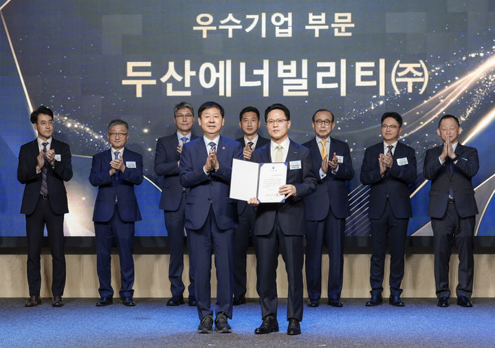 [서울=뉴시스] 박상현 두산에너빌리티 사장(앞줄 오른쪽)이 구윤철 경제부총리 겸 재정경제부 장관(앞줄 왼쪽)과 1일 서울 한국수출입은행 본점에서 기념 촬영하는 모습. (사진=두산에너빌리티) 2026.07.01 photo@newsis.com *재판매 및 DB 금지 *재판매 및 DB 금지