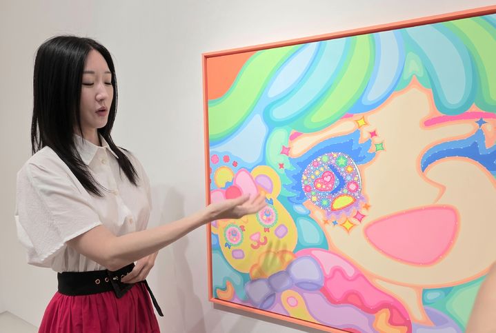 [서울=뉴시스] 박현주 미술전문 기자 = 이사라 작가가 1일 서울 종로구 인사동 노화랑에서 열린 개인전 'A Girl From Wonderland' 기자간담회에서 작품을 설명하고 있다. 2026.07.01. hyun@newsis.com *재판매 및 DB 금지